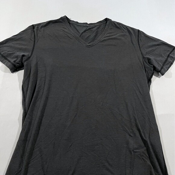 Lululemon T Shirt V Neck Mens Sz XL Gray Stripe Short Sleeve Tee Performance Top - Picture 2 of 6